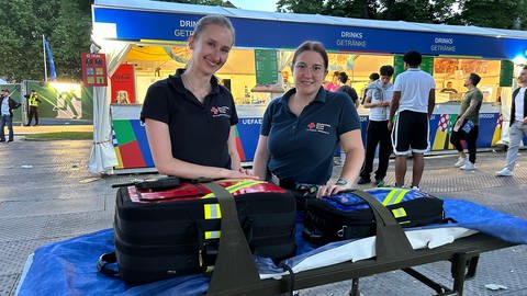 Nikola (links) und Laura sind beim Public Viewing auf dem Schlossplatz in Stuttgart für das Deutsche Rote Kreuz im Einsatz.