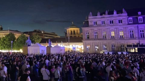 Beim Viertelfinale Frankreich gegen Portugal ist der Schlossplatz  in Stuttgart wieder gut gefüllt.