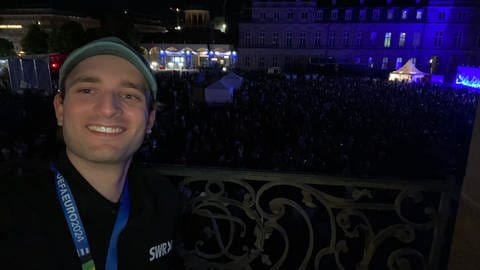 SWR-Reporter Luis Manzi verabschiedet sich vom Schlossplatz in Stuttgart.