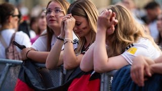 Bei der Fußball-EM nach dem Viertelfinale Spanien gegen  Deutschland in Stuttgart sind die deutschen Fans traurig. Die Nationalmannschaft ist nach einem knappen 2:1 ausgeschieden.