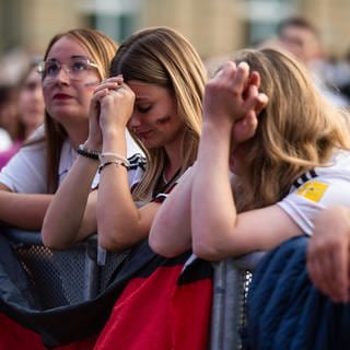 Bei der Fußball-EM nach dem Viertelfinale Spanien gegen  Deutschland in Stuttgart sind die deutschen Fans traurig. Die Nationalmannschaft ist nach einem knappen 2:1 ausgeschieden.