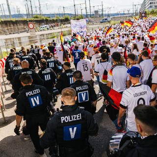 Fußballfans werden beim Fanmarsch in Stuttgart von der Polizei begleitet