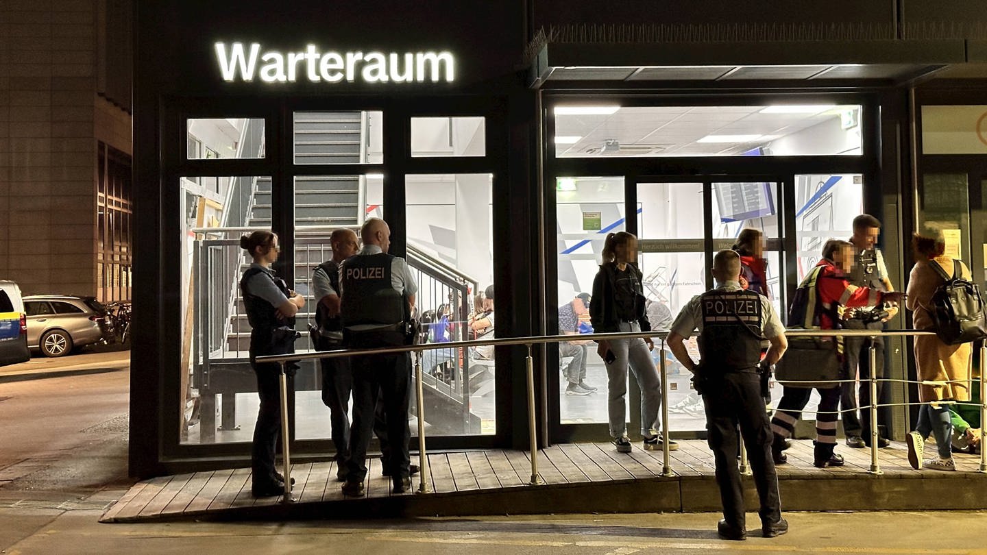 Warteraum im Stuttgarter Hauptbahnhof: Hier wurden mehrere Personen mit einem Messer in der Nacht auf Montag verletzt.