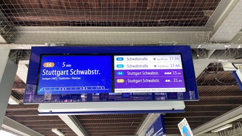 Eine Anzeigetafel der S-Bahn in Stuttgart, die anzeigt, dass die S4 und S5 ausfallen.