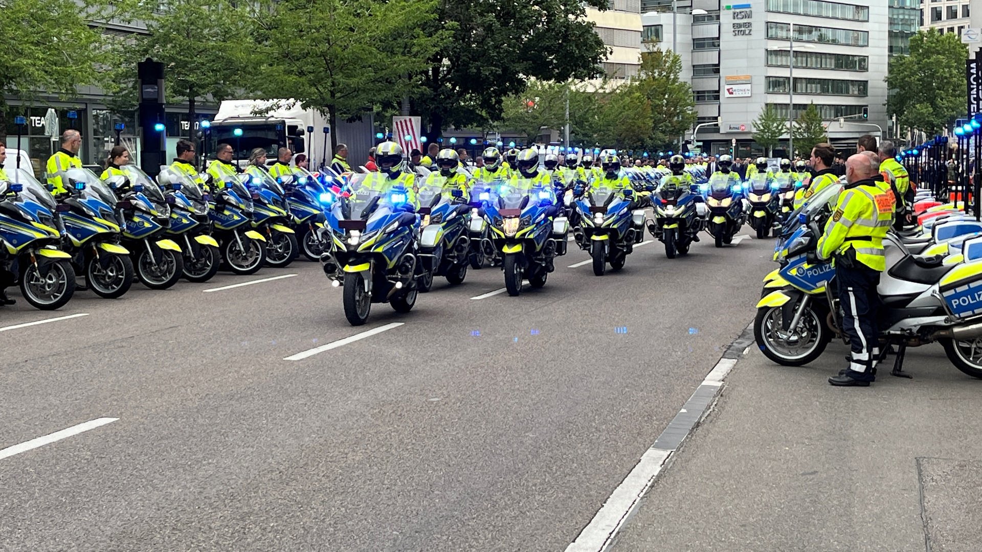 Über 700 Polizistinnen und Polizisten trauern in Stuttgart