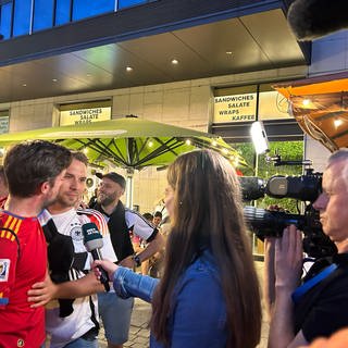 SWR-Reporterin im Einsatz während der EURO 2024 in Stuttgart