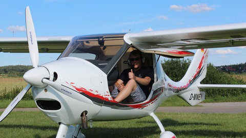 Aus dem Cockpit lotst Martin Görtz die Besitzerin zu ihrem Pferd. Der Hobbypilot freute sich mit seinem Hobby eine gute Tat zu vollbringen.