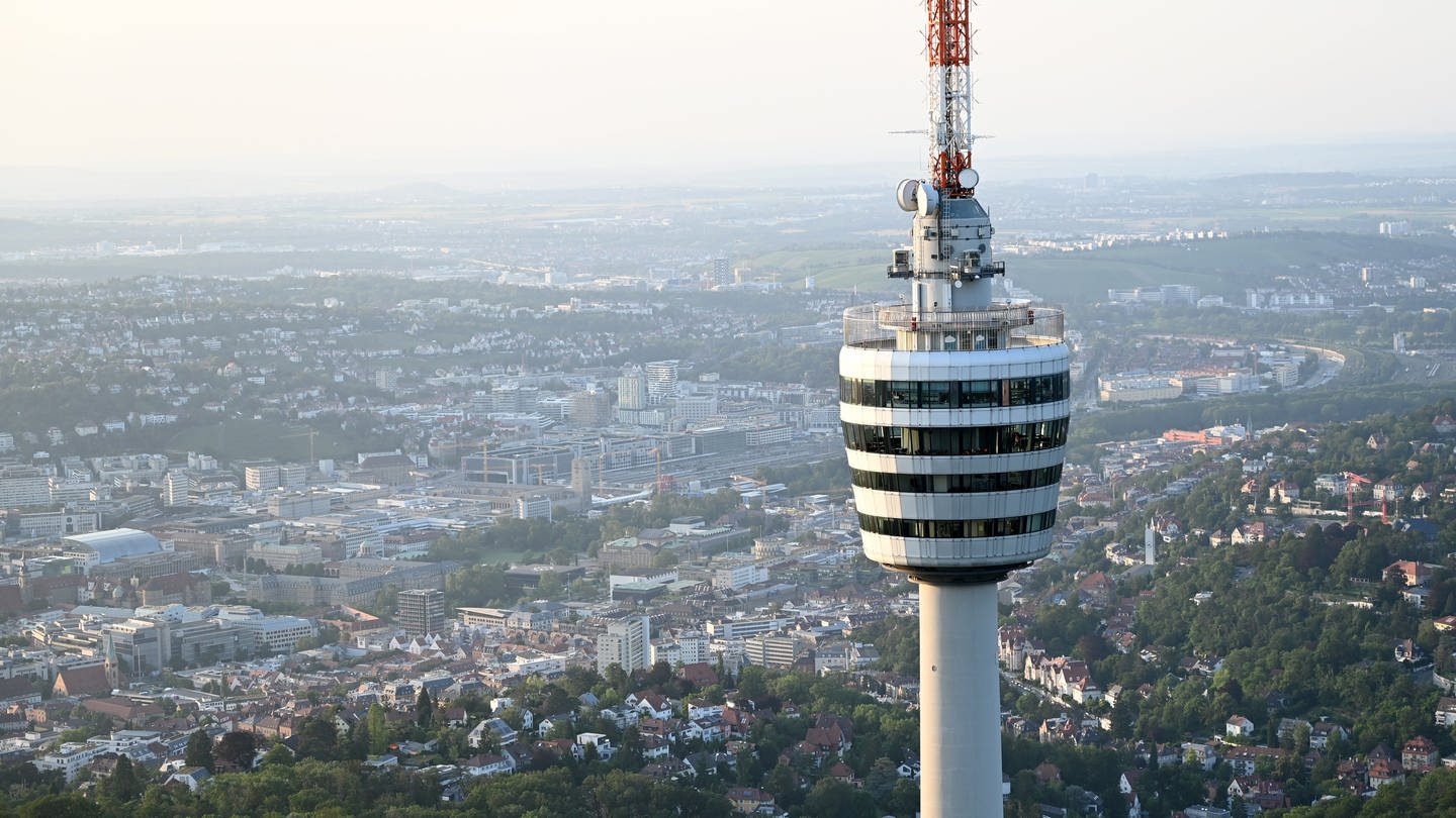 Eine Drohnenaufnahme des Fernsehturms in Stuttgart
