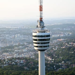 Eine Drohnenaufnahme des Fernsehturms in Stuttgart 