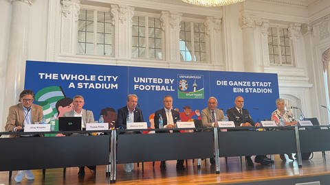 Mehrere Politiker und Vertreter der Veranstalter sitzen bei der Pressekonferenz zur Bilanz der EM 2024 in Stuttgart