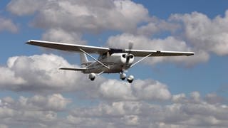 Der Motor einer Cessna 172 fiel in hunderten Metern Höhe aus. Der Pilot musste in einem Rapsfeld notlanden.