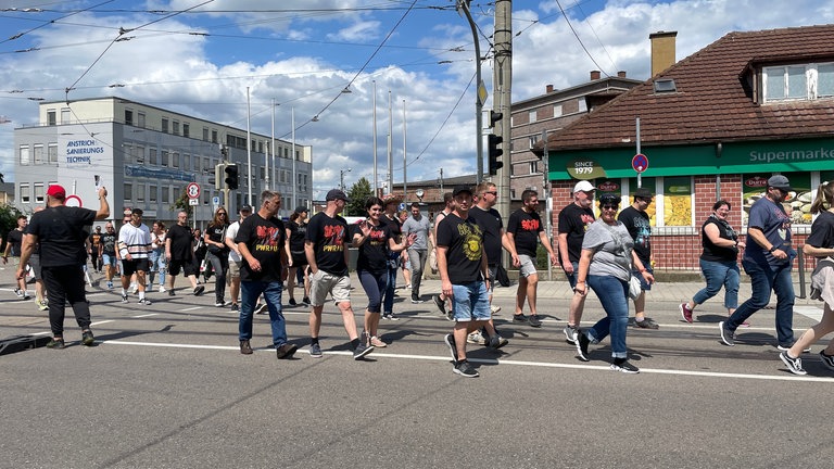 ACDC-Fans vor dem Konzert in Stuttgart