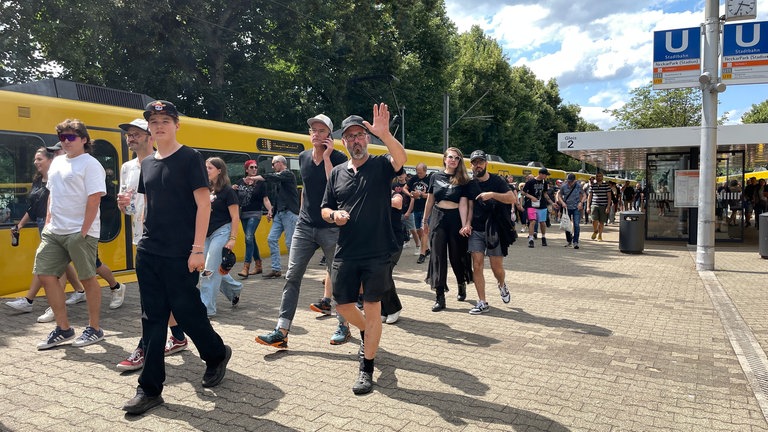 Fans kommen mit der Stadtbahn zum ACDC-Konzert.