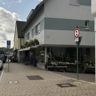 In der Bachstraße in Esslingen-Zell kam es in den vergangenen Tagen zu zwei Überfällen. Bei dem zweiten Überfall konnte ein Mann von einem Gemüseverkäufer überwältigt werden. Gegen den Verdächtigen wird polizeilich ermittelt.