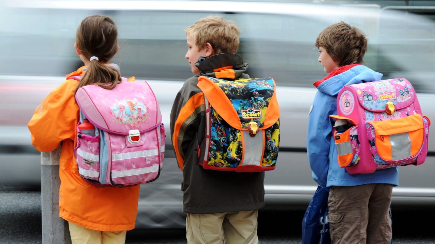 Kinder auf dem Weg zur Schule an einer Straße - werden sie von Fremden in der Region Stuttgart vermehrt angsprochen? Entsprechende Meldungen gibt in den sozialen Netzwerken.