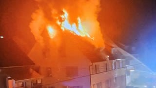 Dachgeschoss eines Wohnhauses in Stuttgart-Mühlhausen steht in Flammen