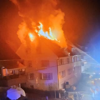 Dachgeschoss eines Wohnhauses in Stuttgart-Mühlhausen steht in Flammen