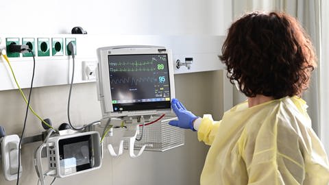 Eine Pflegerin am Klinikum Stuttgart prüft einen Monitor