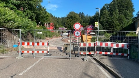 Straßensperrung zwischen Welzheim und Rudersberg: Starkregen und Überschwemmungen haben die Straße schwer beschädigt.