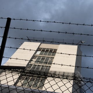 Drogendealer sollen Betäubungsmittel in ein Gefängnis geschmuggelt haben. Es soll einen Zusammenhang zur Schuss-Serie im Raum Stuttgart geben.