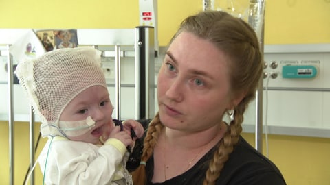 Das Klinikum Stuttgart behandelt Babys aus der Ukraine, zum Beispiel die kleine Evelina, die von ihrer Mutter begleitet wird.