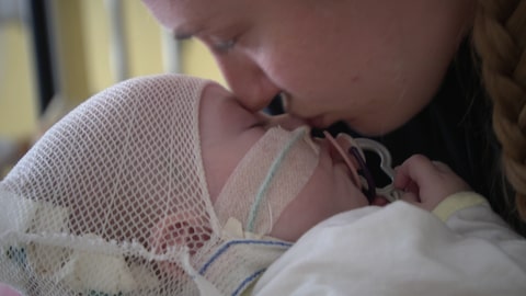 Evelina wurde aus einem zerstörten Kinderkrankenhaus in Kiew nach Stuttgart gebracht und wird nun im Olgahosital im Klinikum Stuttgart behandelt.