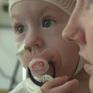 Die kleine Evelina wird seit knapp einer Woche in Stuttgart behandelt. Ihre Mutter Vasylyna Petriv und sie wurden zuvor aus der Ukraine evakuiert.