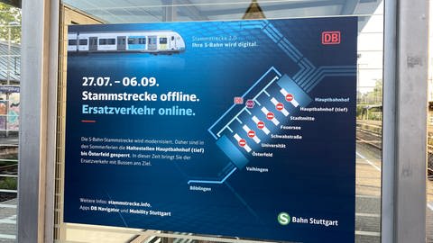 An vielen Bahnhöfen in der Region Stuttgart wird auf die Stammstreckensperrung hingewiesen. 