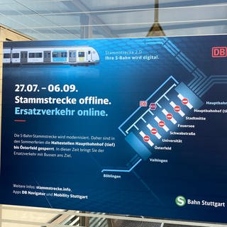 An vielen Bahnhöfen in der Region Stuttgart wird auf die Stammstreckensperrung hingewiesen. 