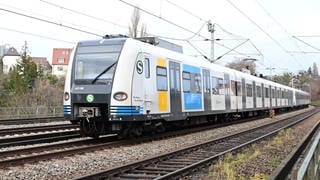 Eine S-Bahn fährt vorbei. Während der Sommerferien 2024 ist die Stammstrecke in Stuttgart wieder gesperrt.
