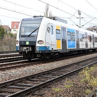 Eine S-Bahn fährt vorbei. Während der Sommerferien 2024 ist die Stammstrecke in Stuttgart wieder gesperrt.