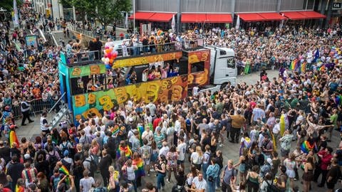 Feiernde Menschen bei der CSD Parade 2023 in Stuttgart.