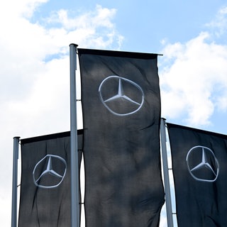 Fahnen mit dem Logo des Autoherstellers Mercedes-Benz