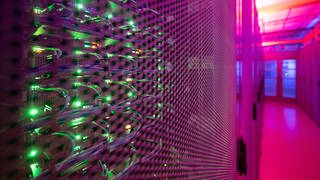 ein Serverraum mit LED-Beleuchtung (Archivbild)