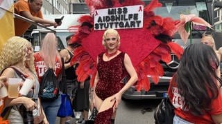 Bunt, fröhlich, queer: MIss Aidshilfe Stuttgart hat Aufstellung genommen diem CSD 2024 in Stuttgart zur Parade durch die Innenstadt.