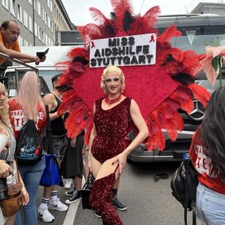 Bunt, fröhlich, queer: MIss Aidshilfe Stuttgart hat Aufstellung genommen diem CSD 2024 in Stuttgart zur Parade durch die Innenstadt.