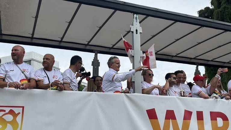 Der Stuttgarter OB Frank Nopper (CDU, links der Stange) und der Stuttgater Bundestagsabgeordnete und Bundeslandwirtschaftsminister Cem Özdemir (Grüne, links daneben) fahren auf dem VfB-Wagen mit.