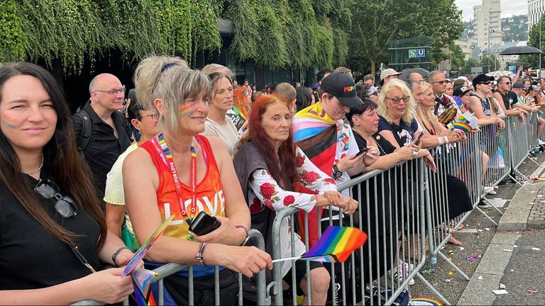 Trotz leichtem Nieselregen standen viele Zuschauer entlang der Route des CSD 2024 durch Stuttgart.