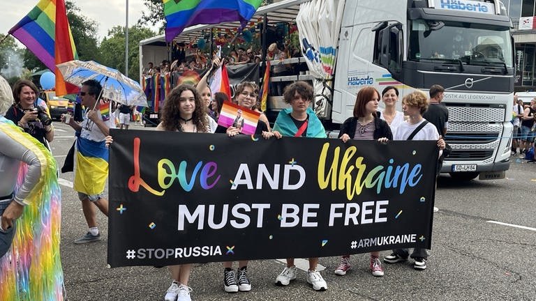 Die Parade des CSD durch Stuttgart ist auch eine politische Demo. Diese Teilnehmenden erinnern an den Krieg in der Ukraine. 