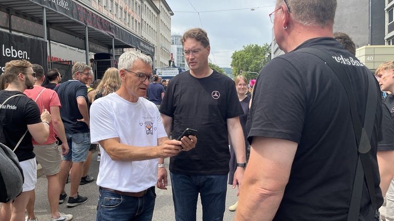 Auch Mercedes-Benz-Chef Ola Källenius mischte sich beim CSD 2024 in Stuttgart unter das feiernde queere Volk.