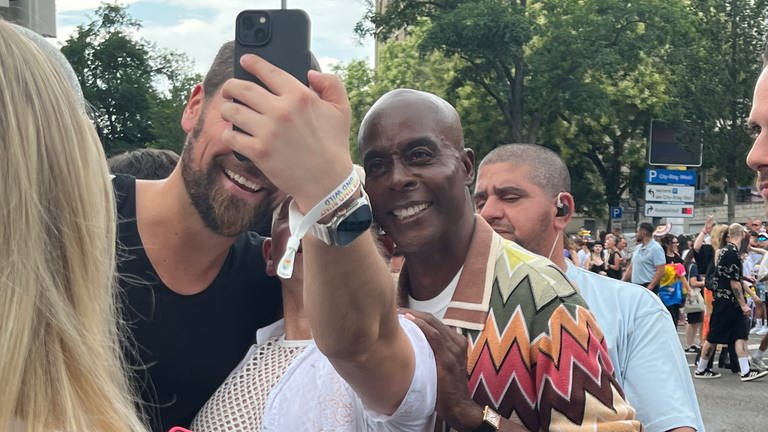 Er hatte immer Zeit für ein Selfie: Choreograf und Model Bruce Darnell, bekannt von der TV-Show "Germany's Next Topmodel", war mit dabei bei der CSD-Parade durch Stuttgart.