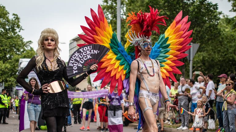 Schrill, schräg, schön, einen bunten Mix von alldem und vielem mehr bot die Parade zum CSD 2024 in Stuttgart.