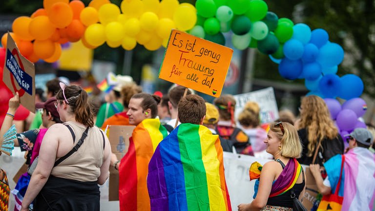 Sie ist bunt, sie ist quirlig, aber sie ist auch eine Demonstration: Wie dieser Teilnehmende bezogen viele Teilnehmende beim CSD 2024 in Stuttgart politisch Stellung.