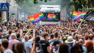 Die Veranstalter erwarteten für den CSD 2024 in Stuttgart bis zu einer halben Million Teilnehmenden an der Parade.