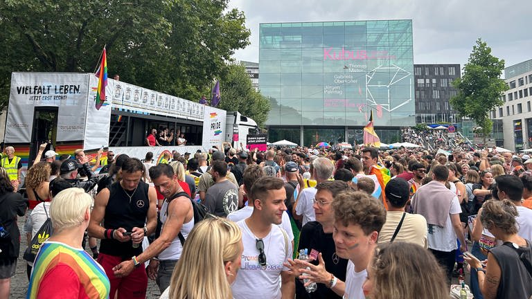 Auf dem Stuttgarter Schlossplatz sammeln sich seit kurz vor 16 Uhr die Teilnehmenden der CSD-Parade 2024 durch Stuttgart für die Abschluss-Kundgebung.