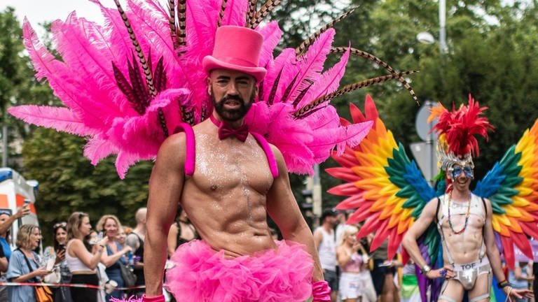 Sixpack mit Hütchen, pinken Flügelchen und Rüschen: Beim CSD 2024 in Stuttgart musste man sich etwas einfallen lassen, um auszufallen.