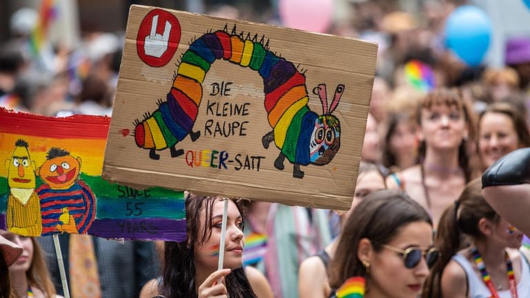 Die "Kleine Raupe Nimmersatt" gab es bei der CSD 2024 in Stuttgart in einer Regenbogen-Version.