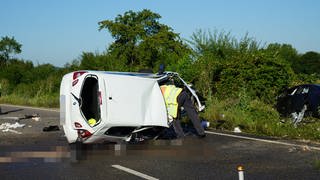 Ein weißes Auto liegt nach einem Verkehrsunfall bei Süßen im Kreis Göppinen auf der Straße. Eine 21-jährige Beifahrerin stirbt noch an der Unfallstelle.