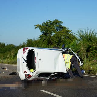 Ein weißes Auto liegt nach einem Verkehrsunfall bei Süßen im Kreis Göppinen auf der Straße. Eine 21-jährige Beifahrerin stirbt noch an der Unfallstelle.