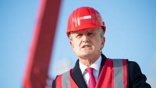 Stuttgarts Oberbürgermeister Frank Nopper (CDU) steht mit Schutzhelm an der Baustelle von Stuttgart 21